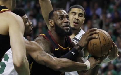 LeBron, entre Smart y Tatum.