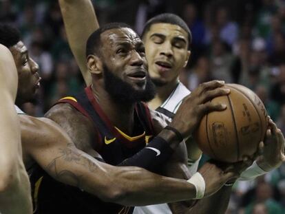 LeBron, entre Smart y Tatum.