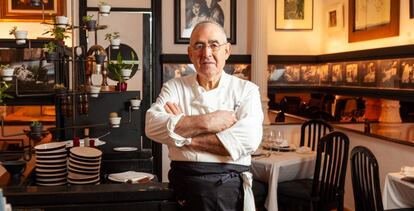 El cocinero Abraham García posa en la sala de Viridiana.