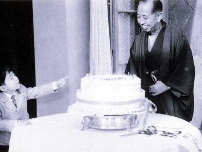 Shinzo Abe con su abuelo, el primer ministro