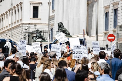 La concentración de abogados de oficio, este jueves, a escasos metros del Congreso de los Diputados.