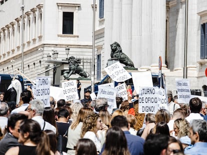 La concentración de abogados de oficio, este jueves, a escasos metros del Congreso de los Diputados.