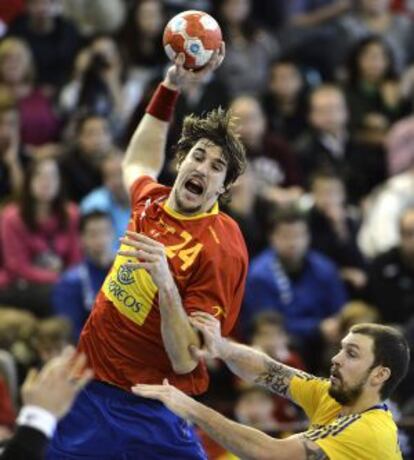 Viran Morros lanza a portería durante un partido ante Suecia
