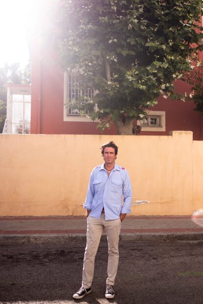 Juan Garaizabal posa junto a la vivienda unifamiliar en la que vivió durante su infancia y adolescencia en la colonia El Viso de Madrid.