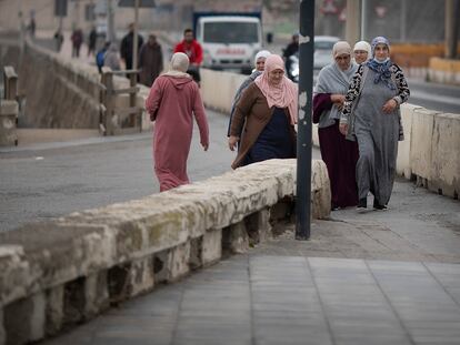 Varias mujeres en las inmediaciones de la frontera entre Ceuta y Marruecos, a finales de marzo.