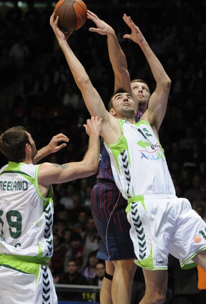 Teletovic trata de robar un balón a  Sinanovic.