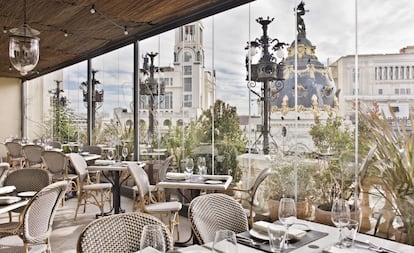 Sin abandonar el hotel The Principal, en la sexta planta descubrimos La Pérgola, terraza acristalada, luminosa y 'vintage', que abre todo el año. Una joya oculta para bohemios. Luce sillas de cestería y mesas de mármol. Ofrece una carta corta, bebidas y aperitivos (de 12.30 a 0.00) y permite disfrutar de la fachada del Círculo de Bellas Artes y la emblemática cúpula del Edificio Metrópolis. En la misma planta, algo más allá, está el restaurante Ático, con carta de Ramón Freixa. Dirección: Marqués de Valdeiglesias, 1 (6º). +34 915 21 87 43. www.theprincipalmadridhotel.com.