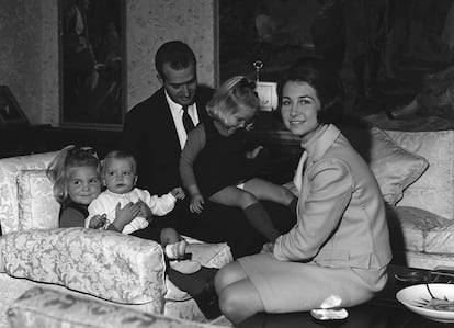 Los hijos van llegando al palacio de la Zarzuela, donde el matrimonio se ha instalado después de la boda. Elena, la mayor, en 1963; después, Cristina, en 1965; y el último, el rey Felipe, en 1968. La Zarzuela, a las afueras de Madrid, será su residencia oficial incluso después de que don Juan Carlos se convirtiera en Rey, rechazando la opción del palacio de Oriente.