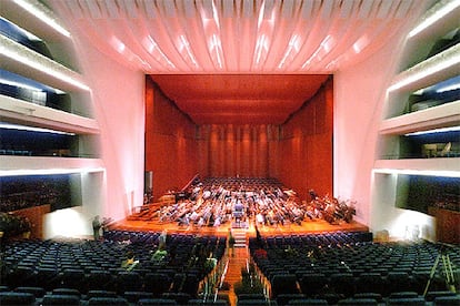 El auditorio, de 12 plantas, alberga cuatro salas de audición: una sala principal con capacidad para 1.700 butacas, un aula magistral para 400 personas, un auditorio superior con 1.520 localidades y una sala de cámara con 400 butacas. El escenario de la sala principal (en la foto) tiene una superficie de 1.550 metros cuadrados y dispone de la tecnología más avanzada, para albergar representaciones de ópera, zarzuela, ballet, danza y conciertos sinfónicos.