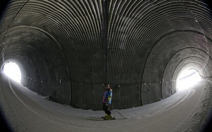 Imagen tomada con una lente ojo de pez de un trabajador que revisa un túnel camino a la pista de esquí en la que se realizarán algunas de las pruebas durante los juegos de Sochi 2014.