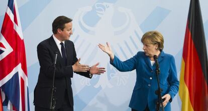 David Cameron (derecha) y Angela Merkel en una rueda de prensa en Berlín en junio de 2012.