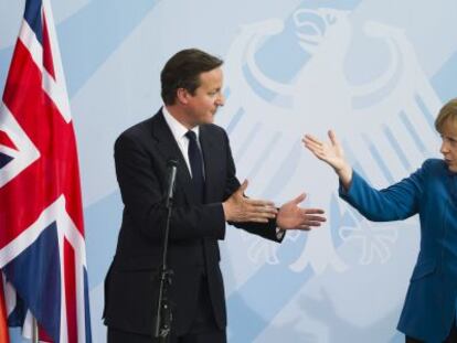 David Cameron (derecha) y Angela Merkel en una rueda de prensa en Berl&iacute;n en junio de 2012.