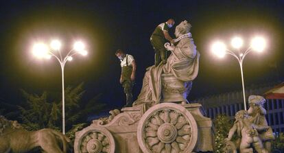 Operarios del Ayuntamiento de Madrid, colocaron una bufanda del Madrid a la estatua de la Cibeles, la diosa de la Madre Tierra, como gesto tras el título conseguido por los de Zidane.