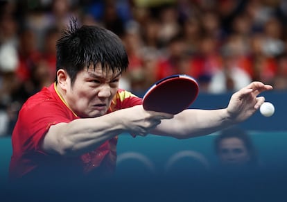 Fan Zhendong de China devuelve una bola durante un partido de semifinales de contra Felix Lebrunen acción durante su partido semifinal de tenis de mes, en el París Sur Arena.