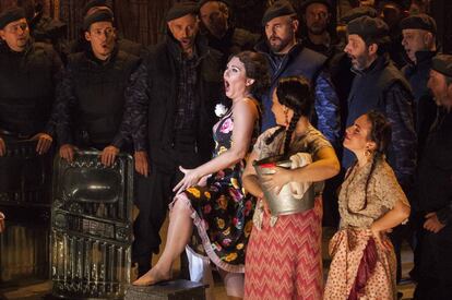 Escena de "Carmen" en el montaje estrenado en Florencia.