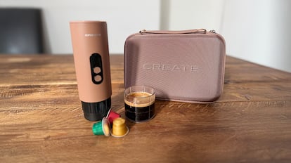 La cafetera portátil Create Thera Move es eléctrica, rápida y compatible con café molido y cápsulas.