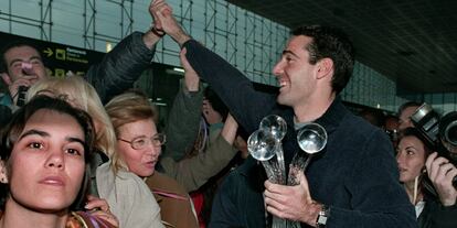 Corretja saluda a los aficionados en el aeropuerto del Prat, tras ganar el Masters en 1998. / EFE