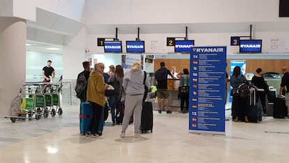 Viajeros en el mostrador de facturación de Ryanair en el aeropuerto de Barajas (Madrid).