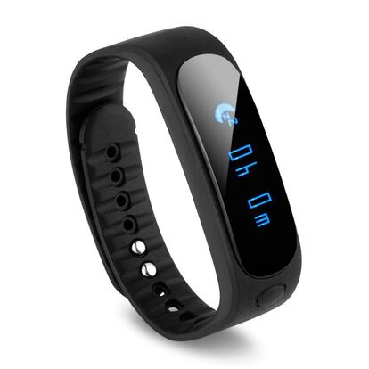 Esta pulsera de monitorización controla los pasos, la distancia recorrida, las calorías consumidas o la calidad del sueño. Compatible con smartphones iOS y Android, es resistente al agua a una profundidad de un metro durante un tiempo máximo de 30 minutos. También cuenta con un control que permite disparar la cámara de fotos o controlar la reproducción de la música. En su pantalla, además, muestra las alertas de llamadas y mensajes recibidos en el móvil. PVP: Desde 15,99 euros www.amazon.es