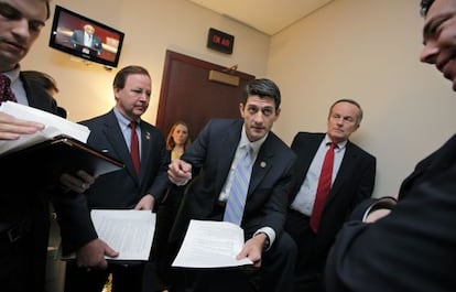 Paul Ryan, en el centro, con Todd Akin a la derecha, presentando su presupuesto en el Capitolio en 2011. 