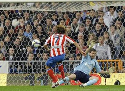 Forlán marca ante Casillas el gol del Atlético.