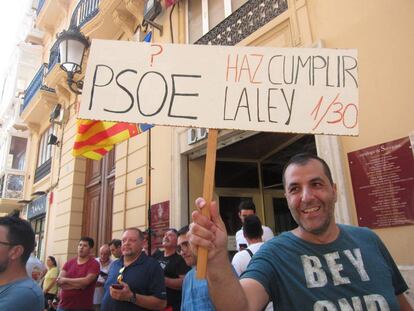 01/08/2018 Taxistas protestando ante la Generalitat . Los taxistas valencianos, en huelga desde el pasado domingo, han conseguido que el ministro de Fomento, José Luis Ábalos, escuche su