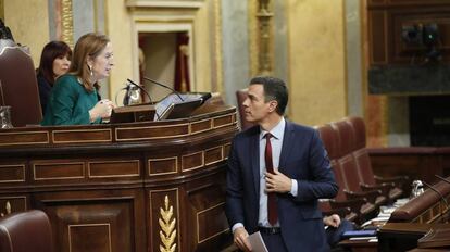 Pedro Sánchez conversa con Ana Pastor en la última sesión de control del Congreso de la XII legislatura. 