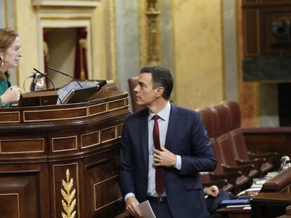 Pedro Sánchez conversa con Ana Pastor en la última sesión de control del Congreso de la XII legislatura. 