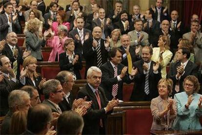 Pasqual Maragall y los representantes políticos catalanes celebran la aprobación del nuevo Estatuto en el Parlamento de Barcelona.