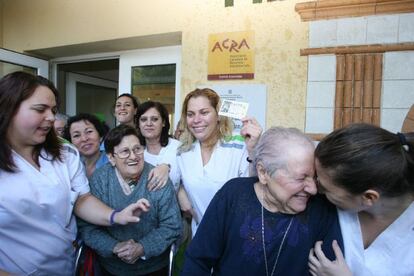 Las trabajadoras de la residencia de ancianos "Mirador Barà" de Roda de Barà (Tarragona), y algunos de sus usuarios celebran el haber sido agraciados con el segundo premio de la Lotería de Navidad.