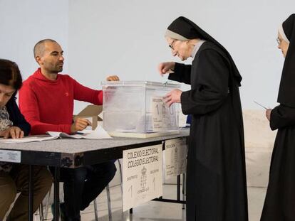 Tres monjas votan en un colegio de Santiago de Compostela.