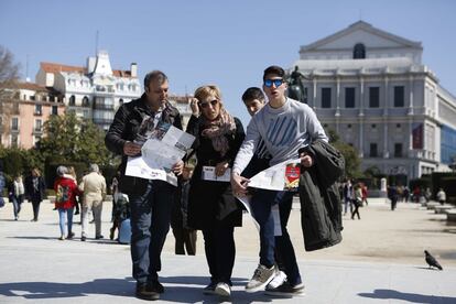 Los primeros datos sobre la ocupación de este puente también son positivos, de la mano de los españoles, que han aumentado sus viajes. En la imagen, una familia de turistas italianos buscan información en un mapa de Madrid en la zona del Palacio Real.