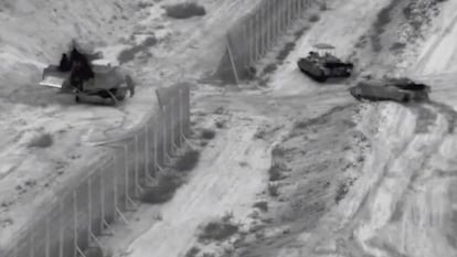 Tanques israelíes, precedidos de una excavadora, cruzaban la valla fronteriza de Gaza en la incursión de este jueves, en una captura de un vídeo publicado por el ejército israelí.