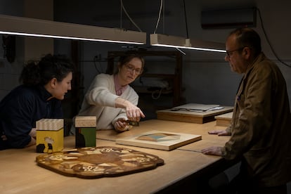 De izquierda a derecha, Beatriz Zuazo, Julia Fritz y Jordi Ordóñez conversan en el taller de marquetería de Ordóñez en Barcelona.