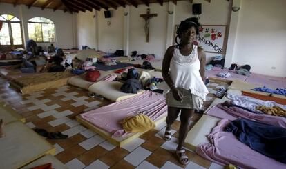 Una cubana espera en La Cruz (Costa Rica) poder cruzar la frontera con Nicaragua, el 27 de noviembre de 2015.