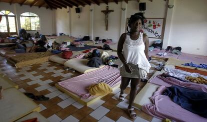 Una cubana espera en La Cruz (Costa Rica) poder cruzar la frontera con Nicaragua, el 27 de noviembre de 2015. 