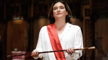 Ada Colau sostiene el bastón de mando cmo alcaldesa de Barcelona
