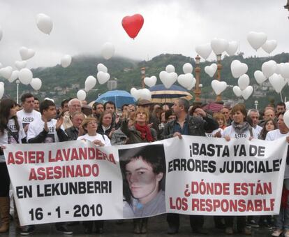 Concentración en San Sebastián contra el asesinato de Asier Lavandera. Los padres en el centro de la pancarta.