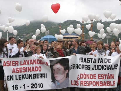 Concentración en San Sebastián contra el asesinato de Asier Lavandera. Los padres en el centro de la pancarta.