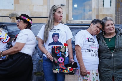 Protesta contra el retiro de un homenaje a los falsos positivos en Bogotá, Colombia, el 17 de noviembre.