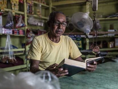 Ernesto Aquino tiene un colmado en un barrio periférico de Santo Domingo (República Dominicana).