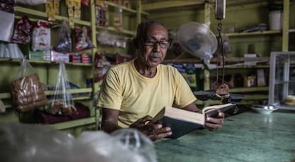 Ernesto Aquino tiene un colmado en un barrio periférico de Santo Domingo (República Dominicana).