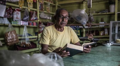 Ernesto Aquino tiene un colmado en un barrio periférico de Santo Domingo (República Dominicana).