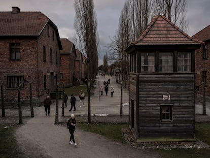 Visitantes en el Memorial y Museo de Auschwitz-Birkenau, en el antiguo campo nazi de exterminio, el 10 de enero de 2025.