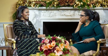 Michelle Obama y, a la derecha, Oprah Winfrey durante su entrevista.
