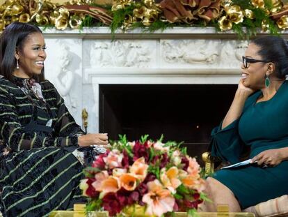 Michelle Obama y, a la derecha, Oprah Winfrey durante su entrevista. 