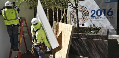 Operarios en el exterior de la sede del FMI en Washington, la semana pasada.