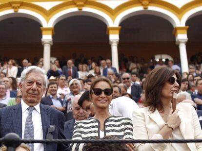 Vargas Llosa y Preysler en La Maestranza de Sevilla.