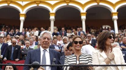 Vargas Llosa y Preysler en La Maestranza de Sevilla.