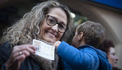 Guadalupe Padilla mostra el dècim premiat amb el segon premi.